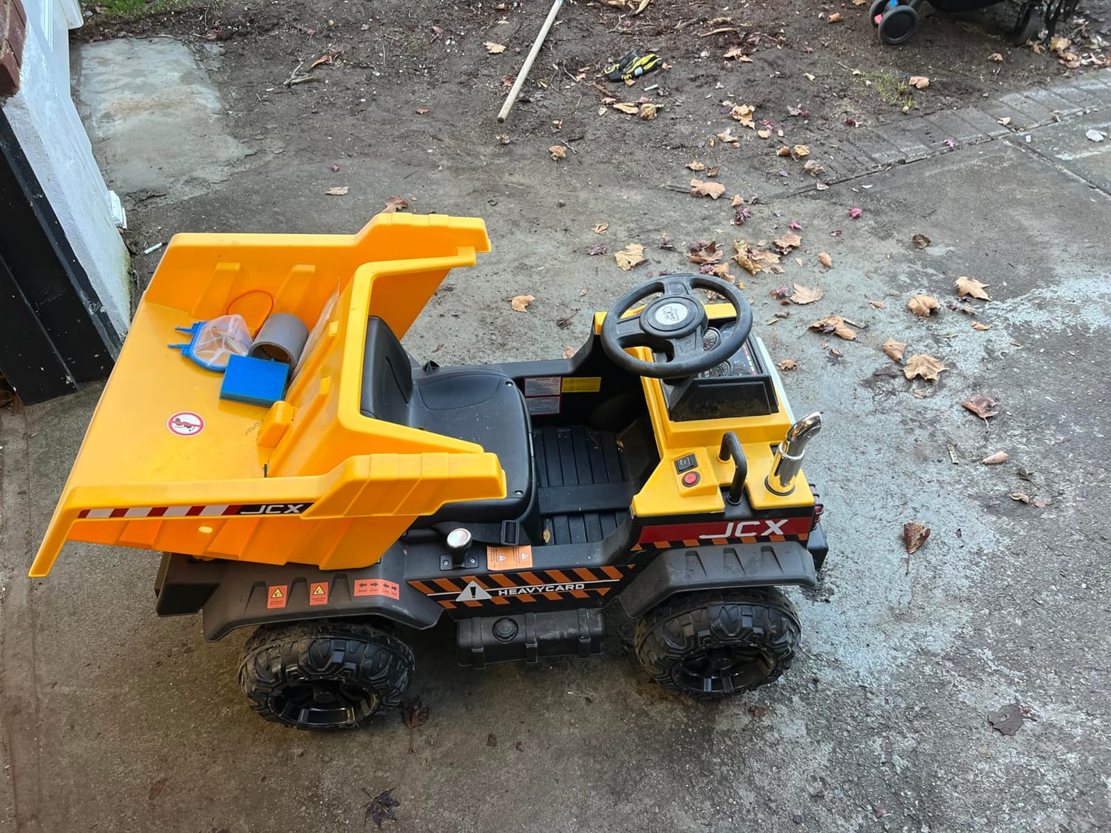 Costzon Ride on Car, 12V Ride on Dump Truck w/Remote Control, Electric Dump Bed, Music, Horn, USB, AUX, Treaded Tires, Shovel, 3 Speeds, Battery Powered Construction Vehicle, Electric Car for Kids customer photo 1