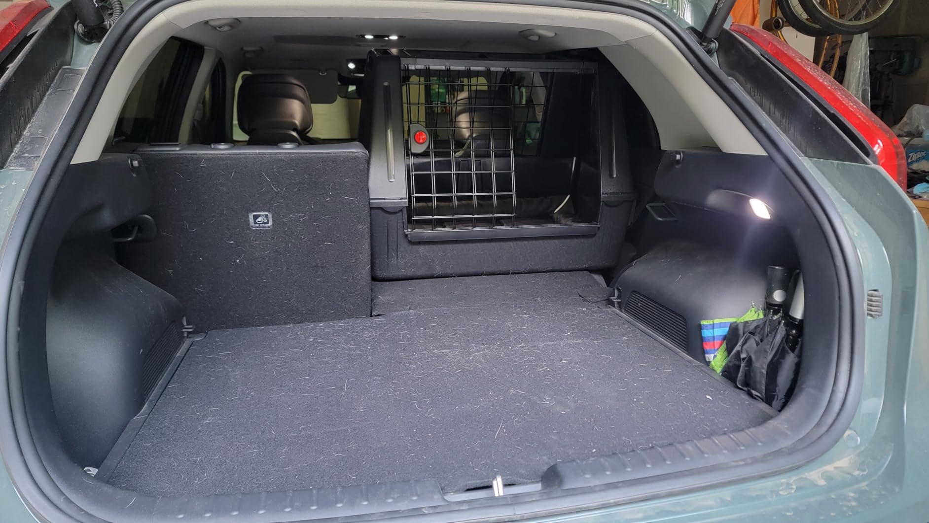 Ferplast Atlas Vehicle SUV Dog Crate, Assembled Car Dog Crate Measures 39L x 23W x 26H, Ideal for Medium to Intermediate Dog Breeds, Black customer photo 2