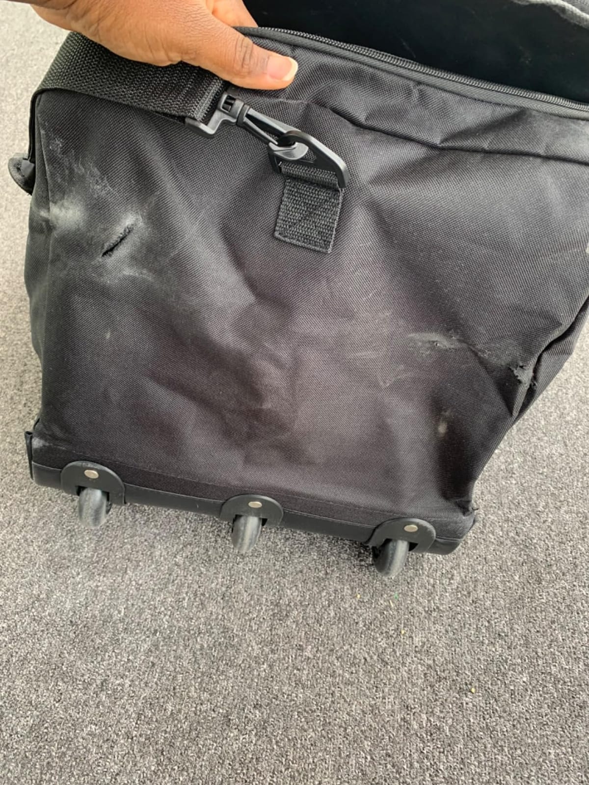 Finnhomy 120L Foldable Rolling Duffel Bag with 3 Wheels, Light Weight Travel Duffel bag with Large Loading Capacity, 32'' Rolling Duffel bag with Shoulder Strap customer photo 1