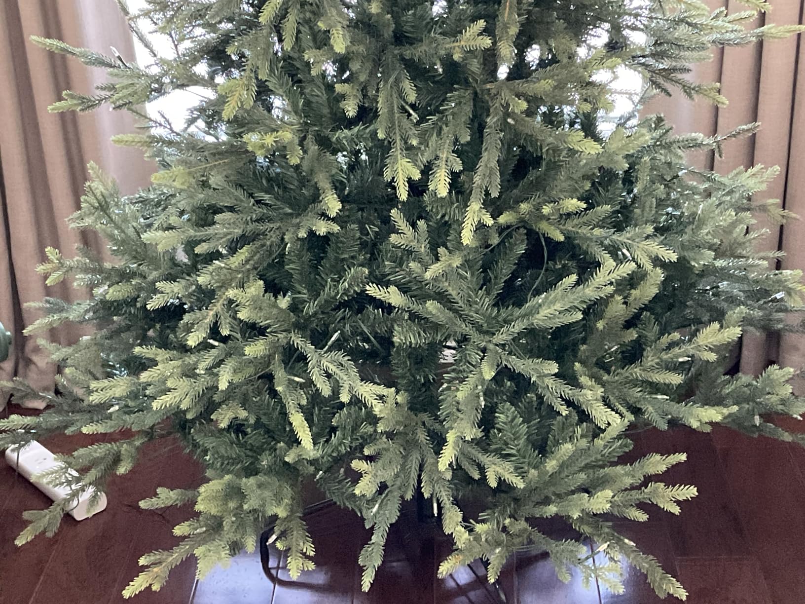 Hykolity 7.5 ft Prelit Christmas Tree with Realistic PE Foliage customer photo 1