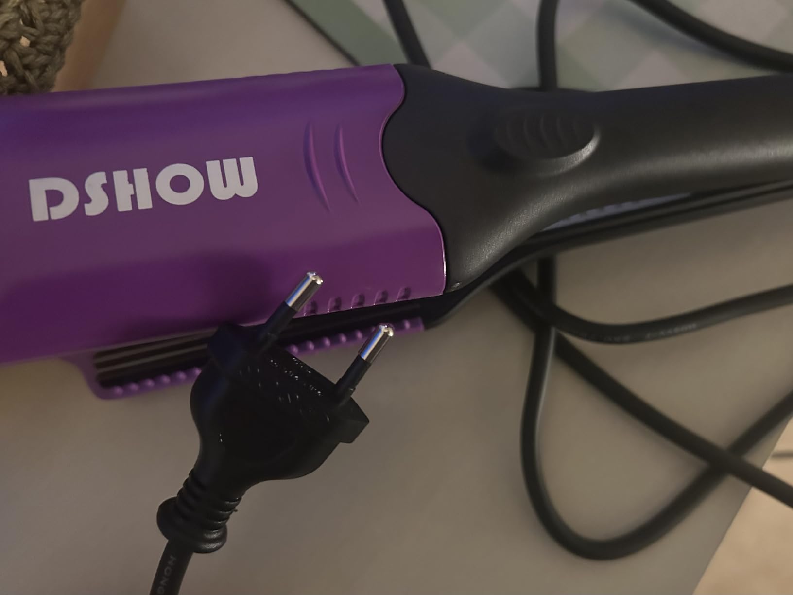 DSHOW 4-in-1 Hair Crimper for Women Crimping Iron for Hair with 8/6/4 Tooth Flat Interchangeable Plates, Titanium Ceramic Coated Tool for Root Lift, 80s Zigzag Texture, 5 Heat 140-220℃, Dual Voltage customer photo 2