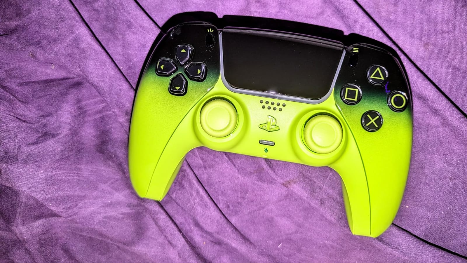 PlayStation DualSense™ Wireless Controller – Chroma Pearl - For PS5, PC, MAC & Mobile customer photo 2